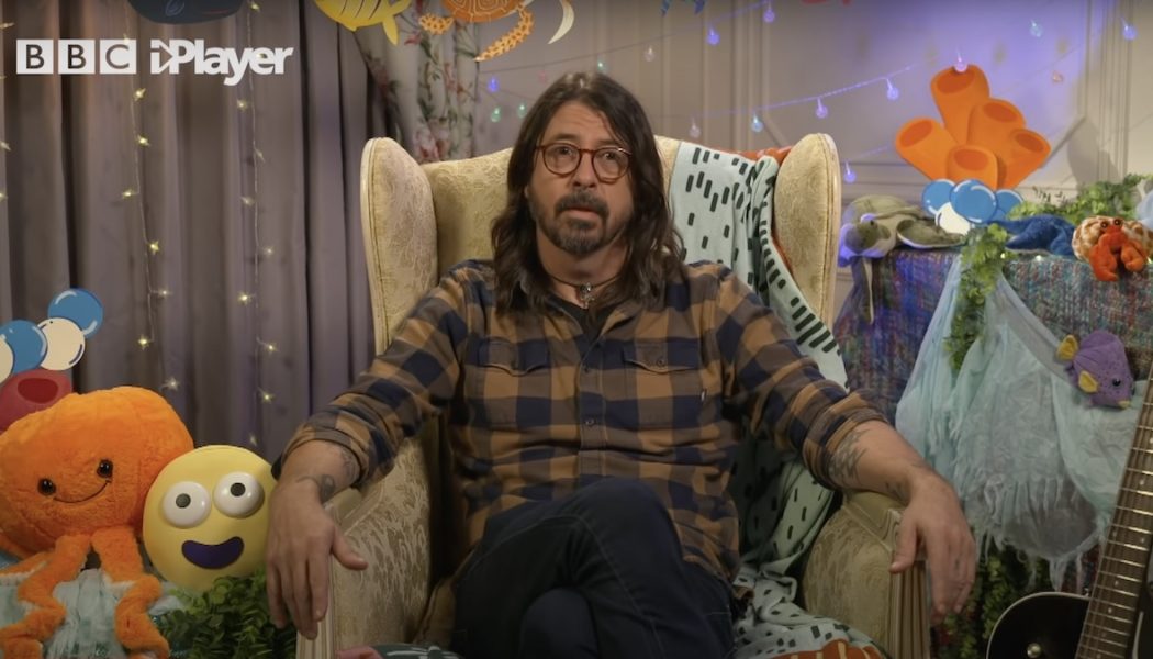 Dave Grohl Reads Ringo Starr’s Bedtime Story Octopus’s Garden: Watch