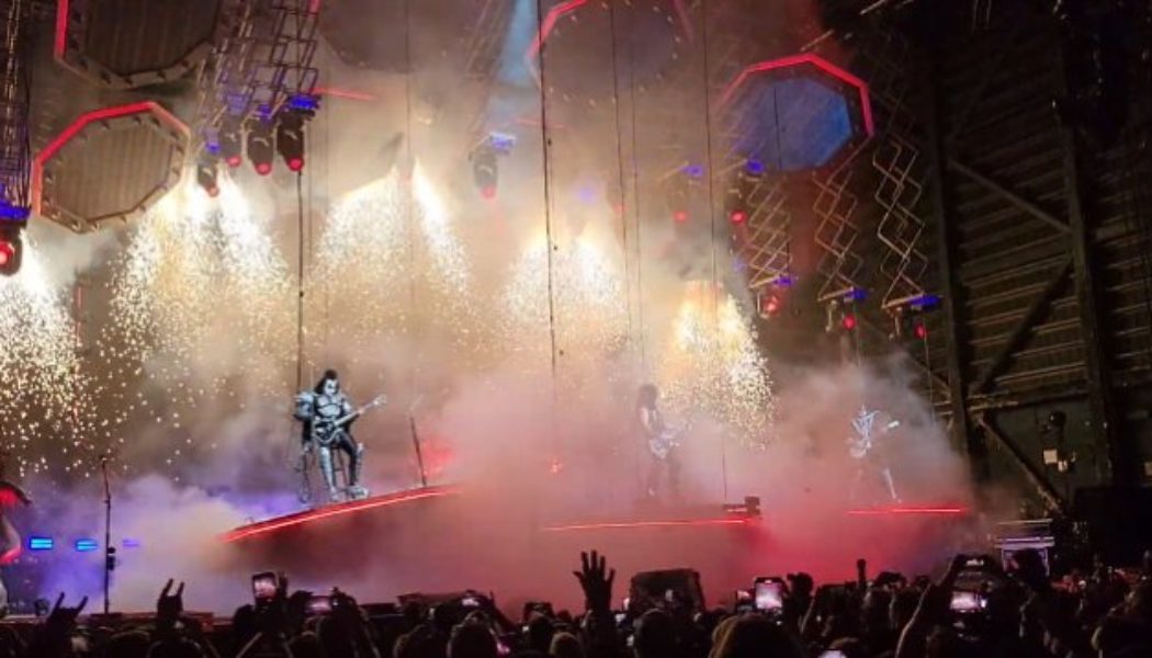 GENE SIMMONS Narrowly Avoids Fall During Opening Song Of KISS’s Concert In Tampa (Video)