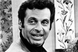 Mort Sahl, Top Comedian & Host of First Grammy Awards Ceremony, Dies at 94