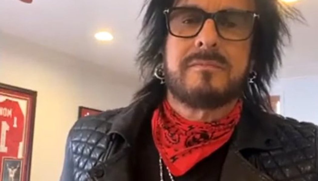 NIKKI SIXX Says It’s ‘Irresponsible’ For Bands To Go Up On Stage ‘Tired With A Beer Belly’