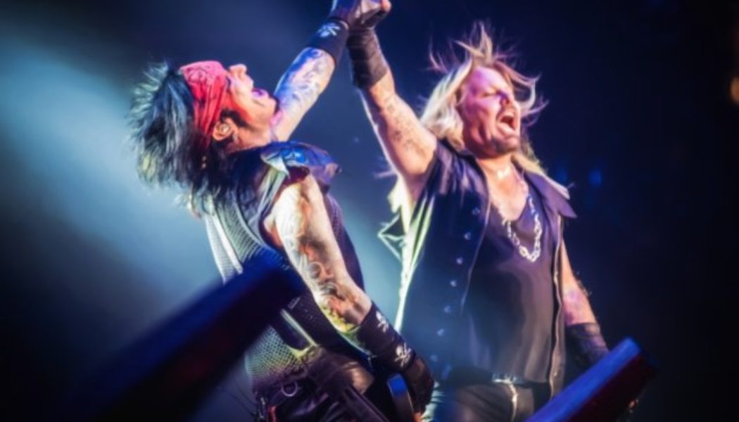 NIKKI SIXX Says VINCE NEIL Was ‘Really Lucky’ When He Fell Off Stage: ‘The Guitar Broke His Fall’