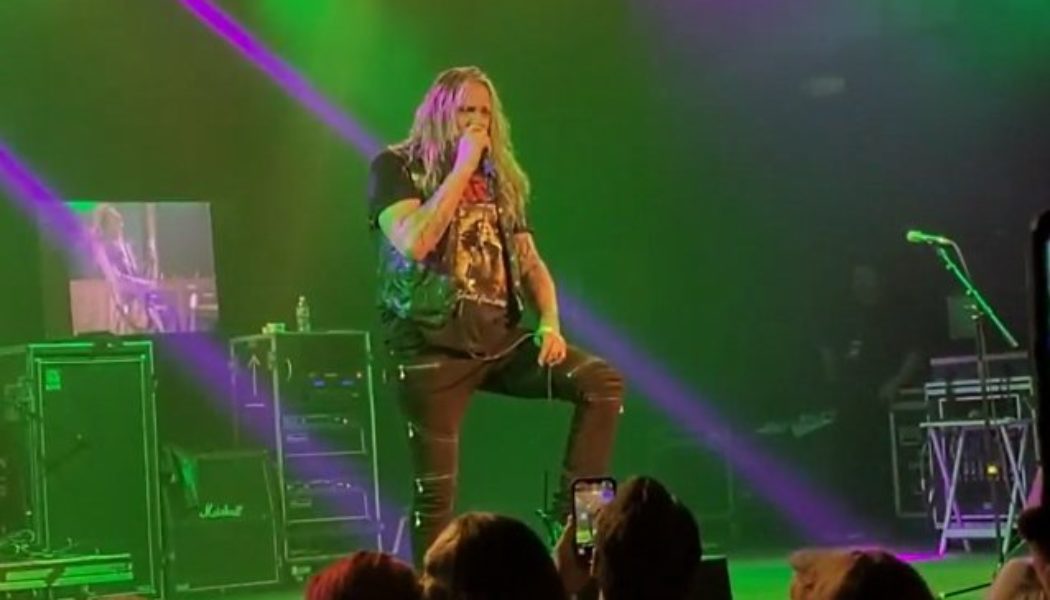 SEBASTIAN BACH Performs SKID ROW’s ‘Slave To The Grind’ Album In Houston, Texas (Video)