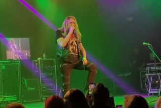 SEBASTIAN BACH Performs SKID ROW’s ‘Slave To The Grind’ Album In Houston, Texas (Video)