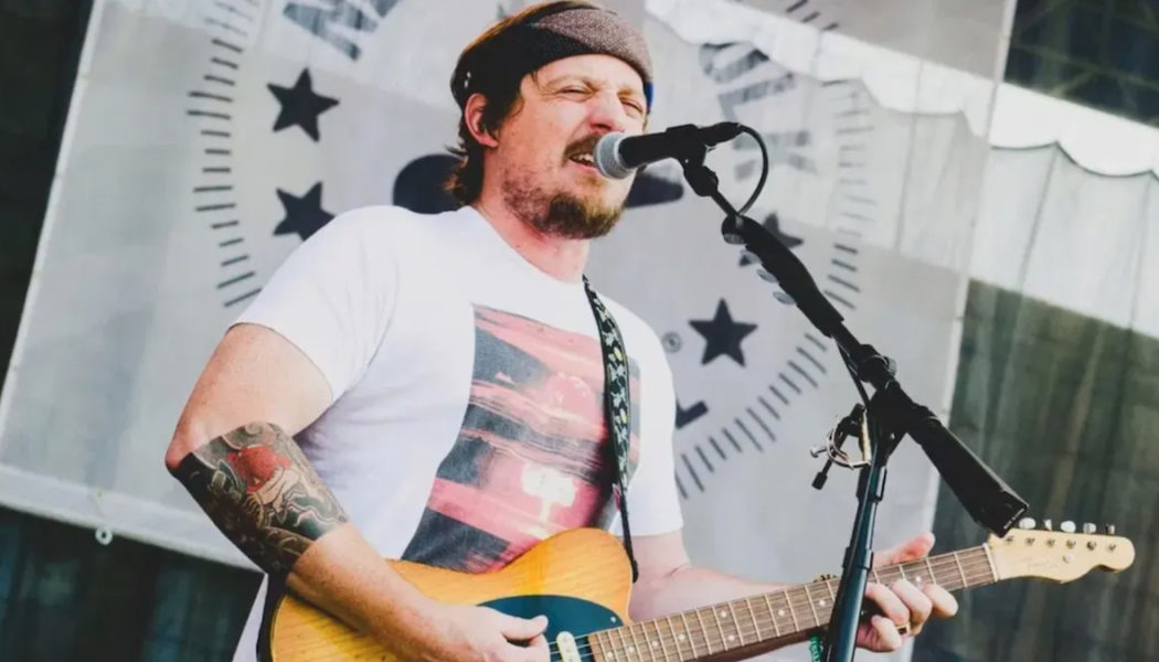 Sturgill Simpson Cancels Remaining Tour Dates Due to Vocal Cord Injury