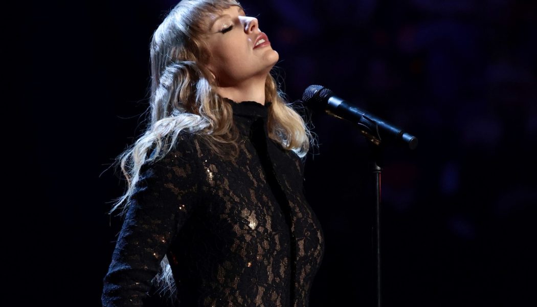 Taylor Swift Helps Induct Carole King, Sings ‘Will You Love Me Tomorrow’ at Rock Hall Ceremony