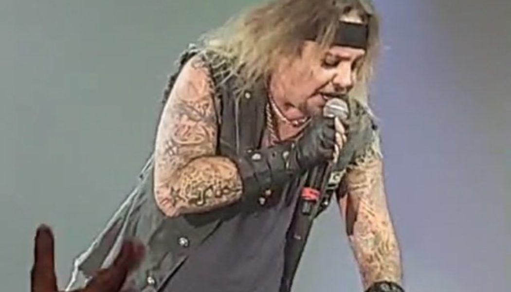 Video: MÖTLEY CRÜE’s VINCE NEIL Breaks Ribs In Stage Fall