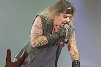 Video: MÖTLEY CRÜE’s VINCE NEIL Breaks Ribs In Stage Fall