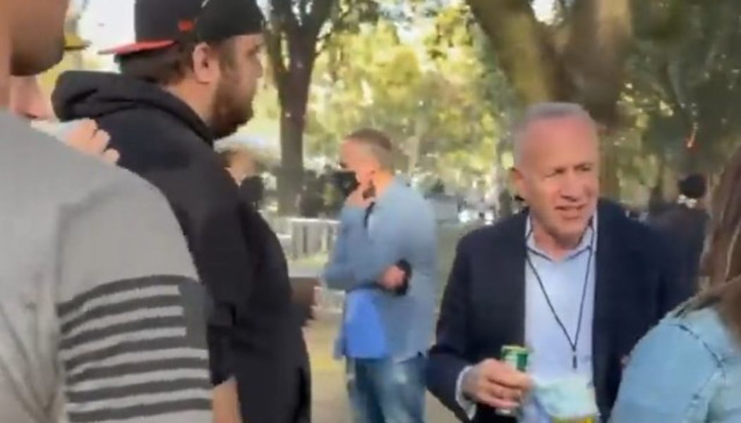 Watch Sacramento Mayor Mingle With Heavy Metal Fans At METALLICA-Headlined AFTERSHOCK Festival