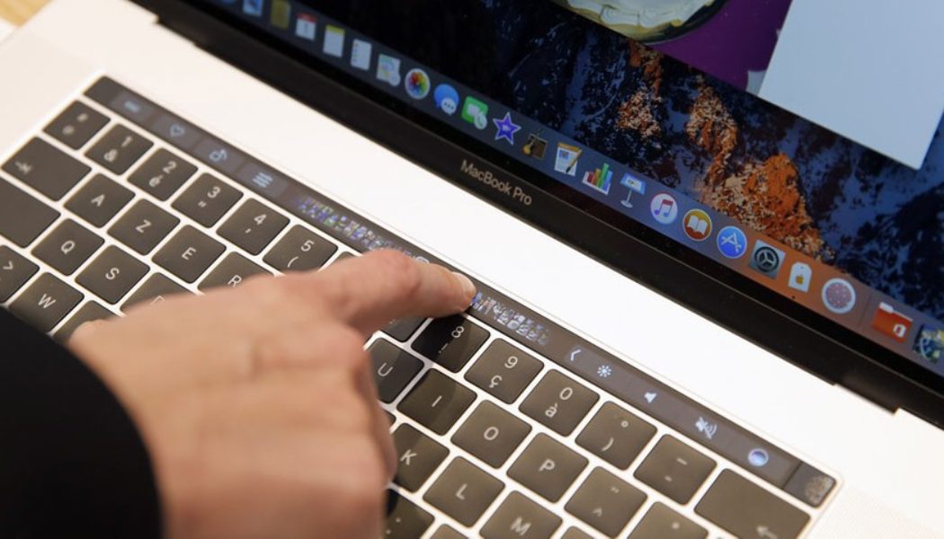 Apple’s Official Reveals Why Touchscreen and Face ID Are Absent in New MacBooks