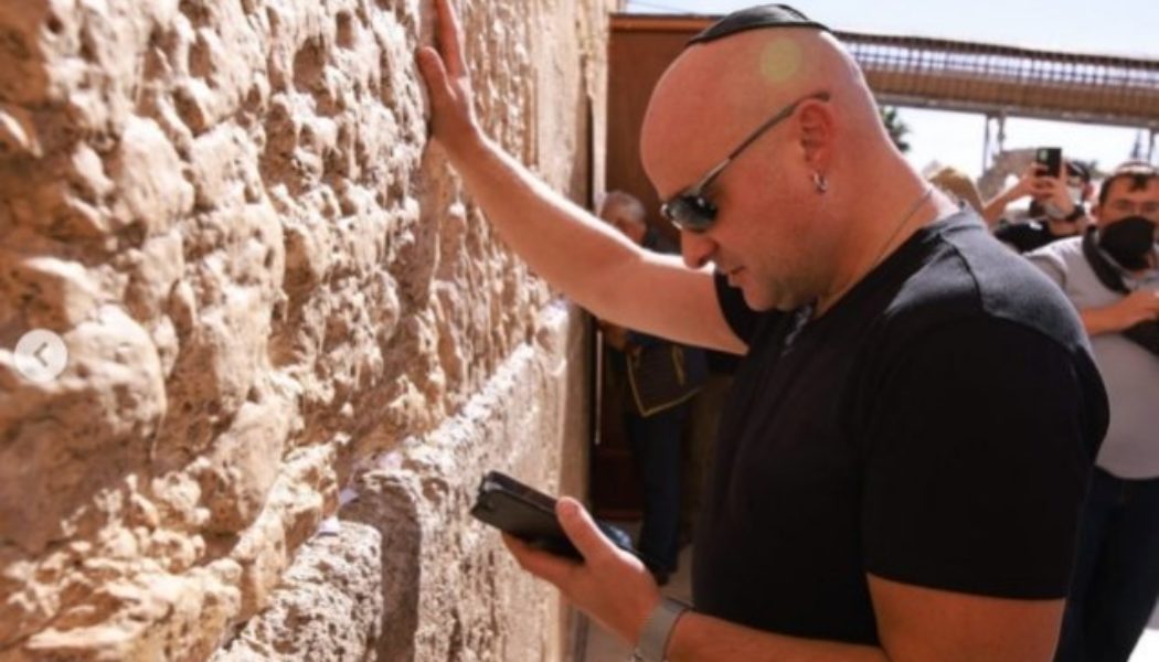 DISTURBED’s DAVID DRAIMAN Lights Candle At Western Wall In Jerusalem: Photos