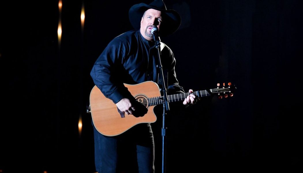 Garth Brooks Brings The Hits, Salutes His Heroes at Nashville Show