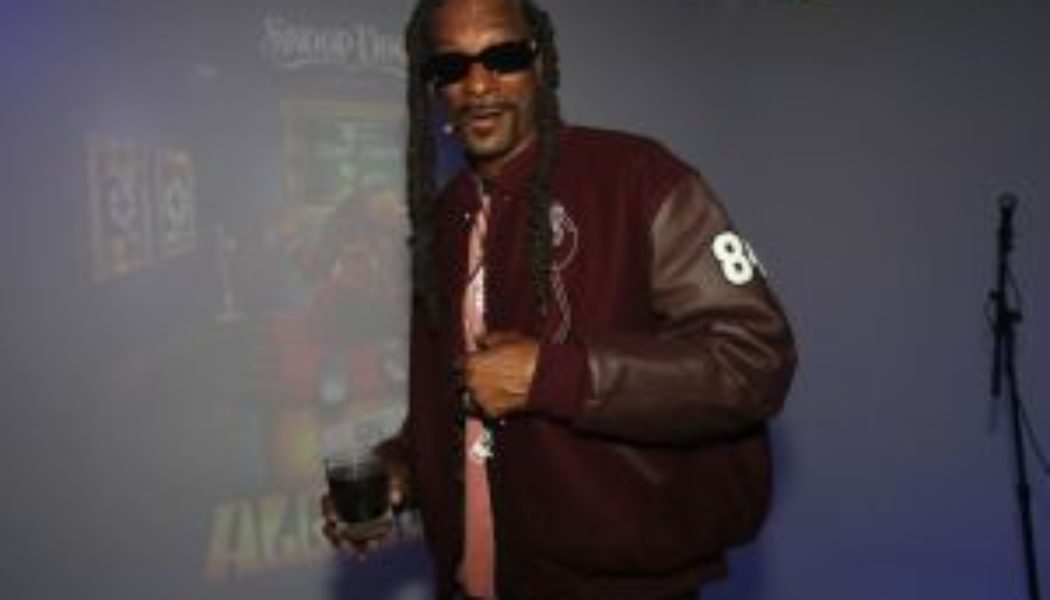 “I Should Be Runnin’ That Sh*t”: Snoop Dogg Has Aspirations Of Running Death Row Records