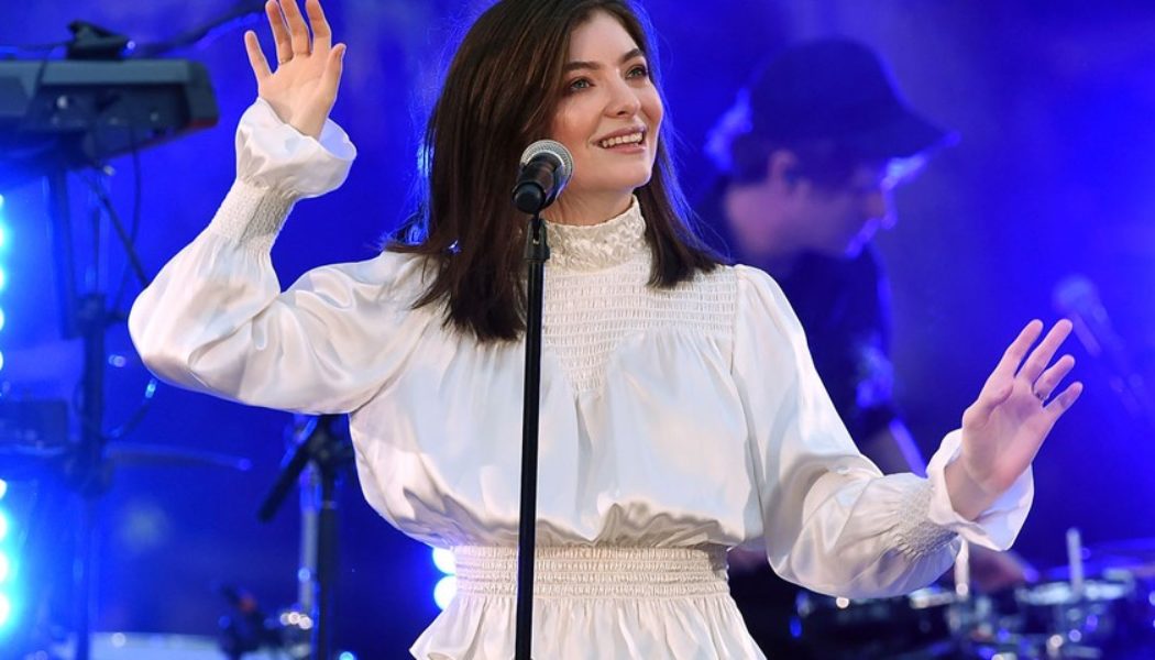 Lorde Drops Two ‘Solar Power’ Bonus Tracks: “Helen of Troy” and “Hold No Grudge”