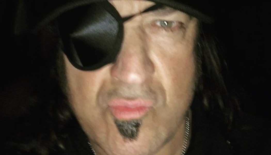 STRYPER’s MICHAEL SWEET To Undergo Emergency Eye Surgery For Detached Retina