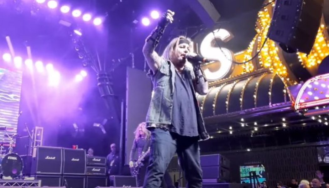 VINCE NEIL Celebrates ‘DrinksGiving’ With Free Las Vegas Concert (Video)