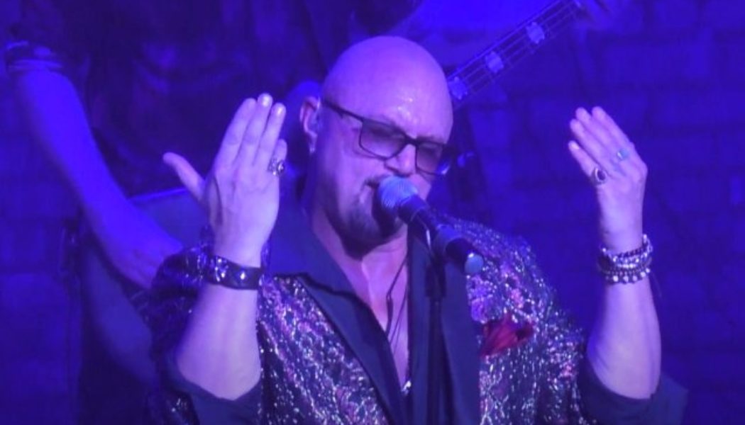 Watch GEOFF TATE Perform QUEENSRŸCHE’s Entire ‘Empire’ And ‘Rage For Order’ Albums In Des Plaines, Illinois