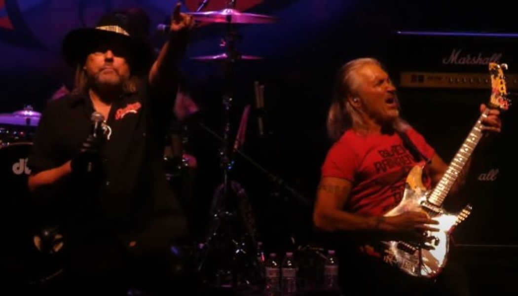 Watch GEORGE LYNCH Rejoin DOKKEN On Stage In Glenside, Pennsylvania