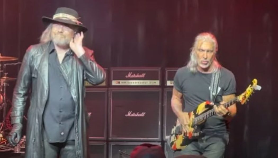 Watch GEORGE LYNCH Rejoin DOKKEN On Stage In Waukegan, Illinois