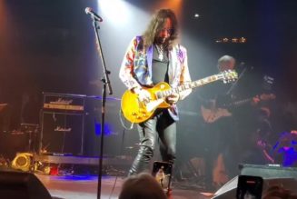 ACE FREHLEY And ORIANTHI Perform At ALICE COOPER’s 19th Annual ‘Christmas Pudding’ Concert (Video)