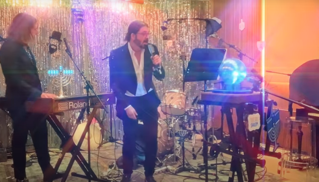 Dave Grohl and Greg Kurstin Cover Barry Manilow for Third Night of ‘Hanukkah Sessions’