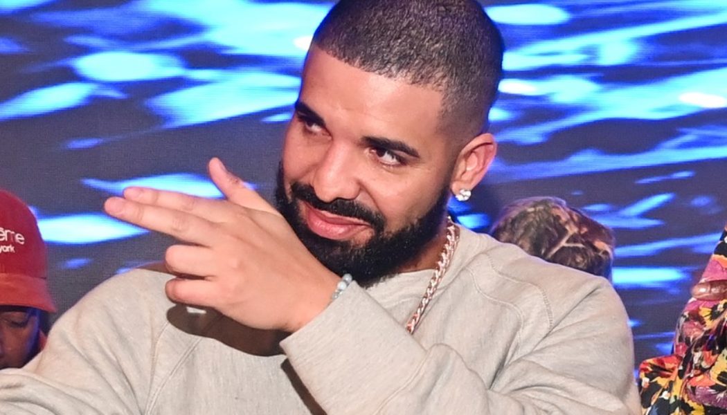 Drake Hands Out Stacks of Cash to Toronto Fans for the Holidays