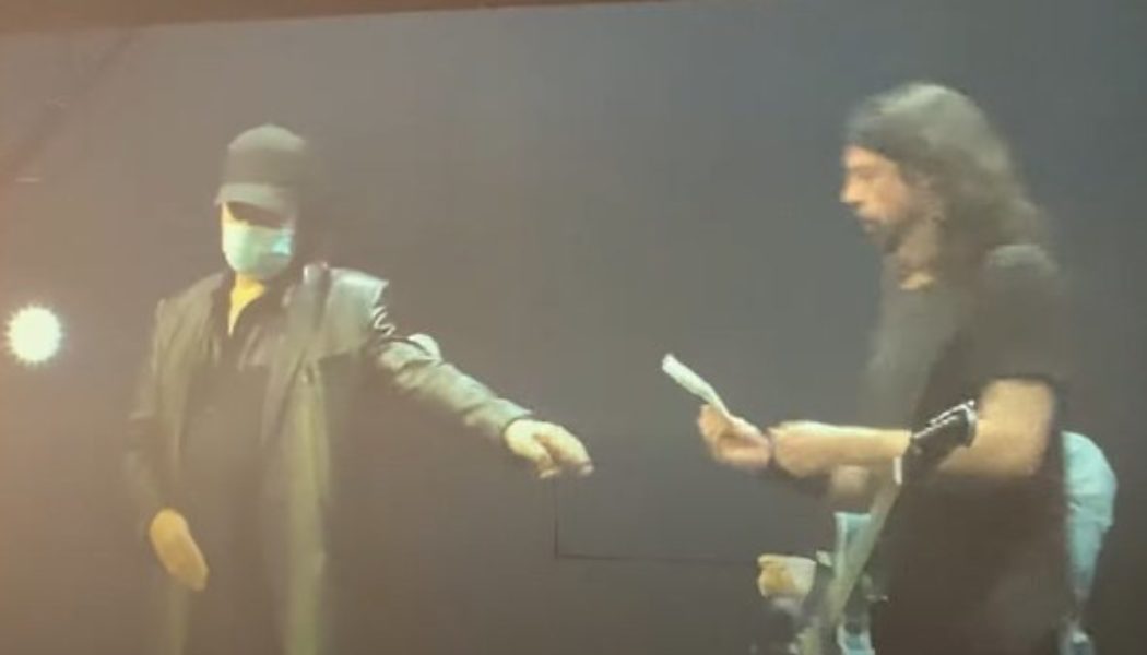 FOO FIGHTERS Bring GENE SIMMONS Out On Stage During Las Vegas Concert (Video)