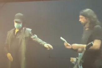 FOO FIGHTERS Bring GENE SIMMONS Out On Stage During Las Vegas Concert (Video)