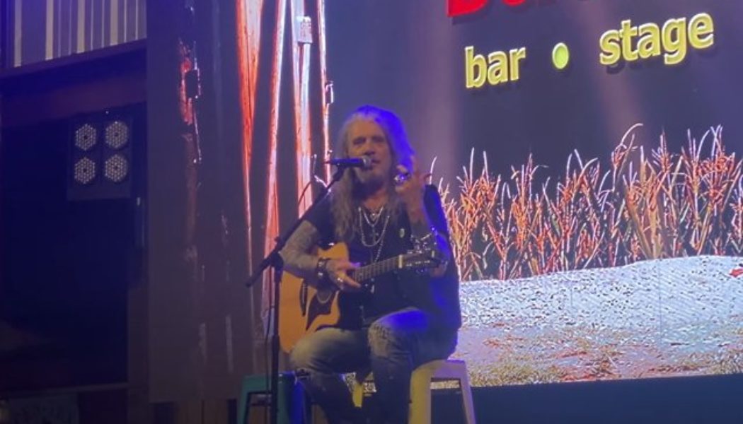 Former MÖTLEY CRÜE Singer JOHN CORABI Tells Stories About Meeting AEROSMITH, Performs Cover Of ‘Seasons Of Wither’ (Video)