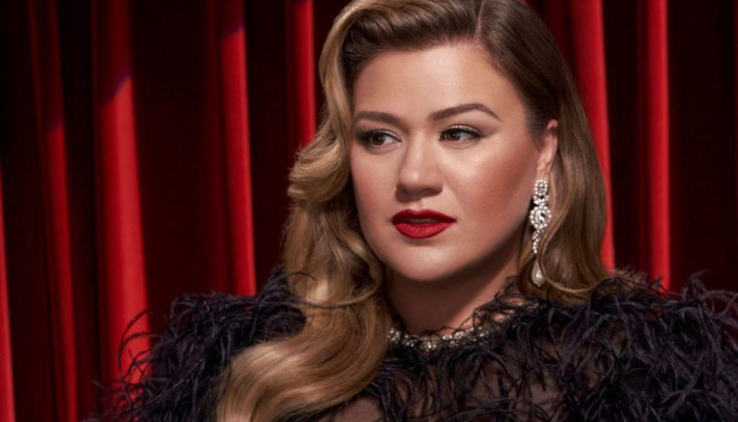 Kelly Clarkson Begs ‘Christmas Come Early’ for Festive New Performance