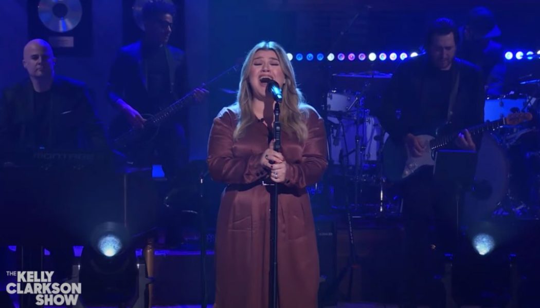 Kelly Clarkson Kicks ‘the Door Open’ With Soulful Silk Sonic Cover: Watch