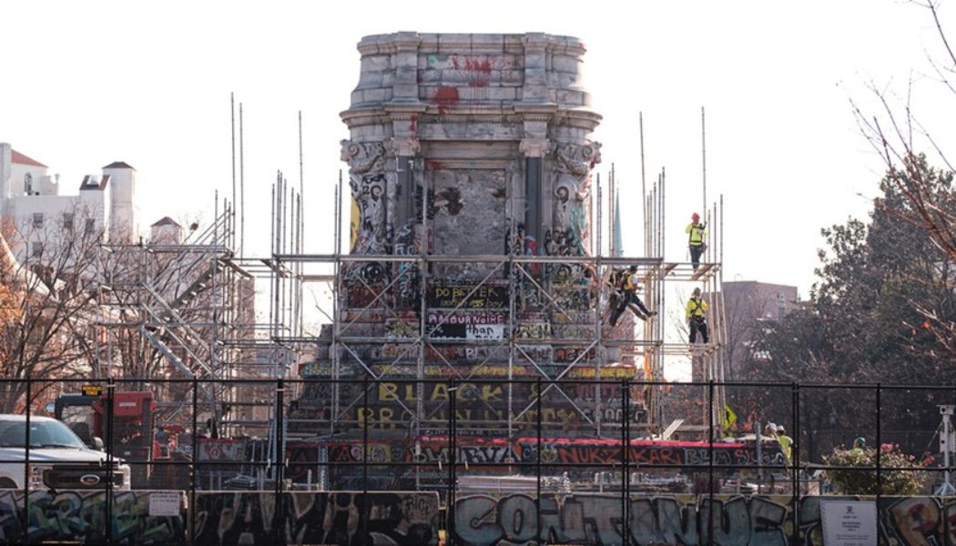 Two Time Capsules Were Found Under the Robert E. Lee Statue