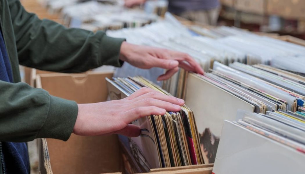 Vinyl Records Earn Biggest Sales Week in 30 Years