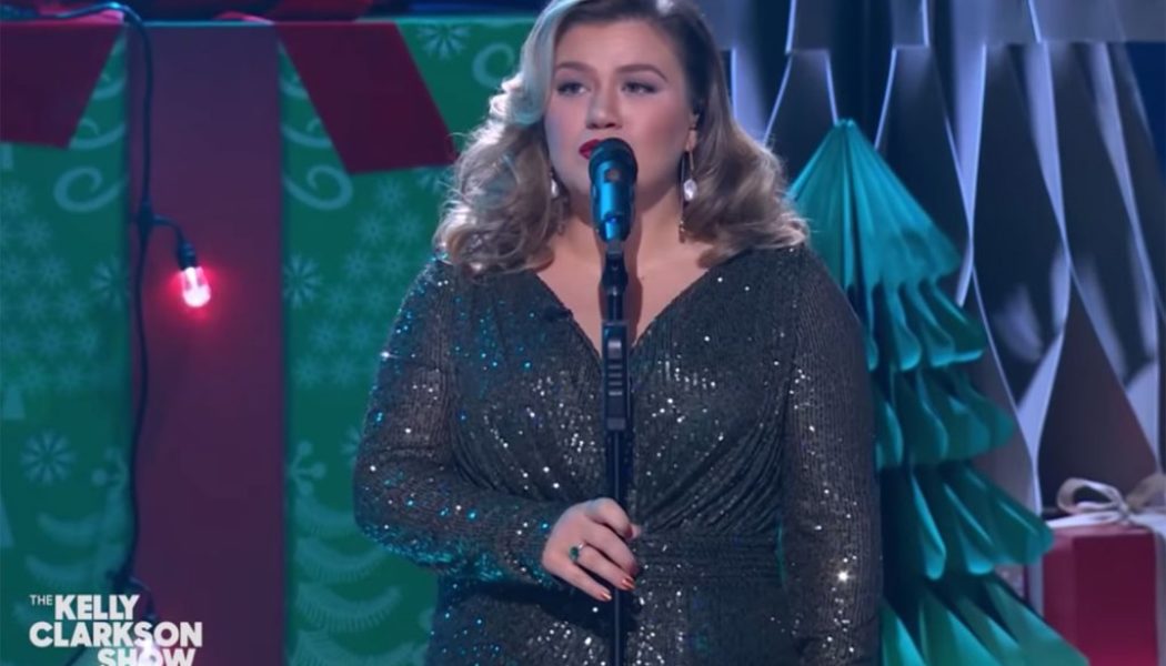 Watch Kelly Clarkson Send a Holiday Kiss-Off With ‘Merry Christmas Baby’