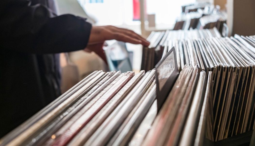 Weekly U.S. Vinyl Album Sales Break Modern-Era Record, Fueled by Holiday Shopping