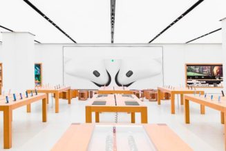 Apple Will Reportedly Require Staff To Receive COVID-19 Booster Shots to Enter Stores and Offices