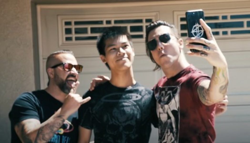 AVENGED SEVENFOLD’s SYNYSTER GATES And JOHNNY CHRIST Surprise Fan With Signed Guitar (Video)