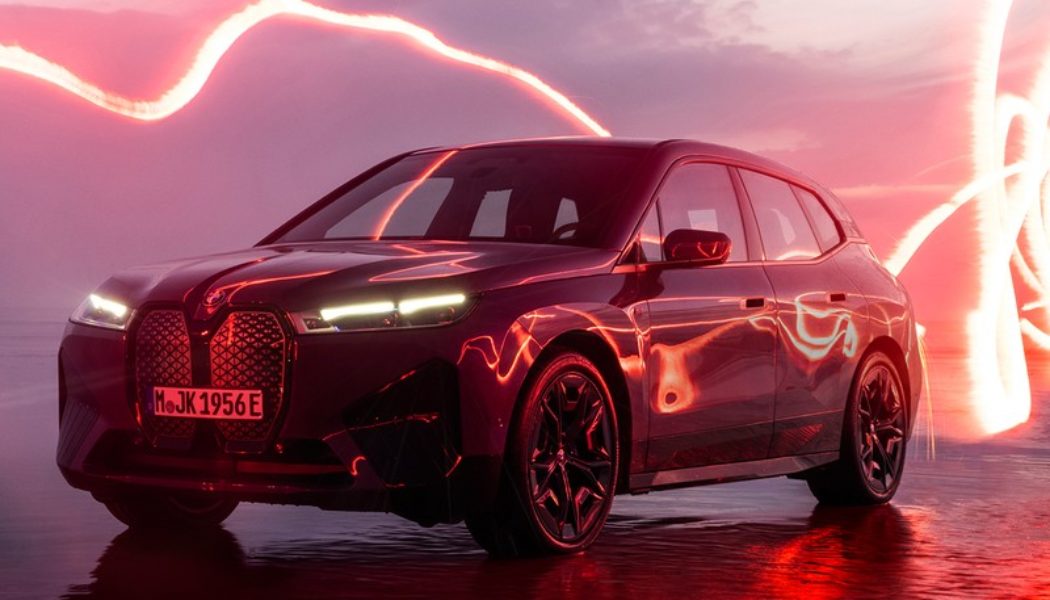 BMW Debuts Color-Changing Heat Sensitive Paint on the iX