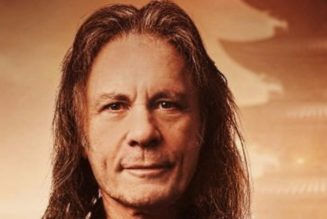 BRUCE DICKINSON Admits He Gets Nervous Before IRON MAIDEN Concerts: ‘I Keep A Copy Of The Lyric Sheet Backstage’