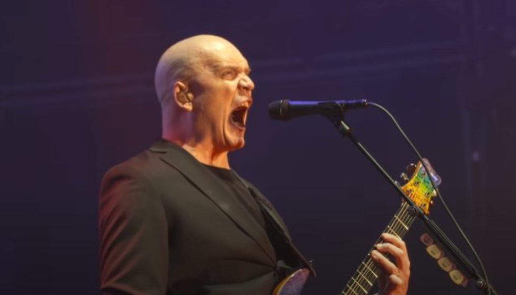 DEVIN TOWNSEND Recalls ‘Screaming In A Wall Of Chicken’ While Working At Restaurant