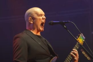 DEVIN TOWNSEND Recalls ‘Screaming In A Wall Of Chicken’ While Working At Restaurant