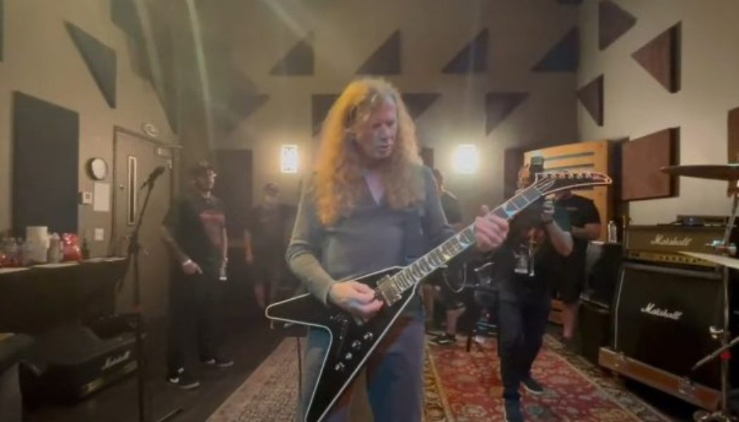 Here Is New Video Of DAVE MUSTAINE Teaching You How To Play MEGADETH’s ‘Symphony Of Destruction’