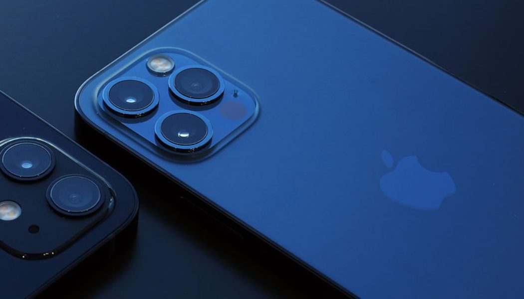 New Rumors Corroborate Apple iPhone 14 Pro Having a Hole-Punch Camera