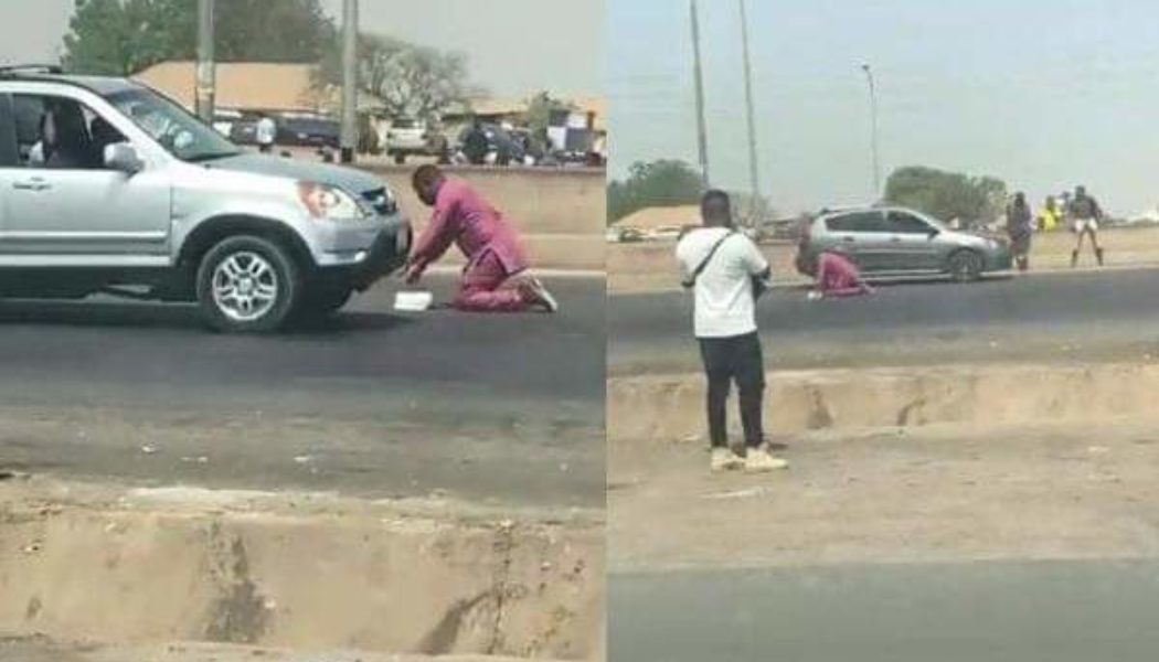 PHOTO: Man Spotted Praying On Busy Abuja Road