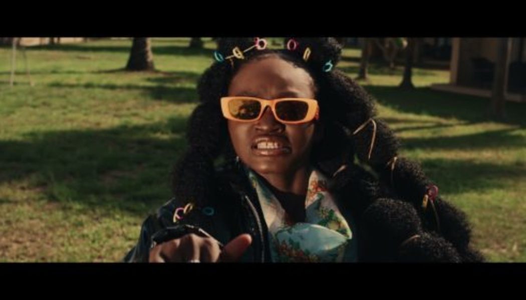 VIDEO: Raebel – Miniskirt