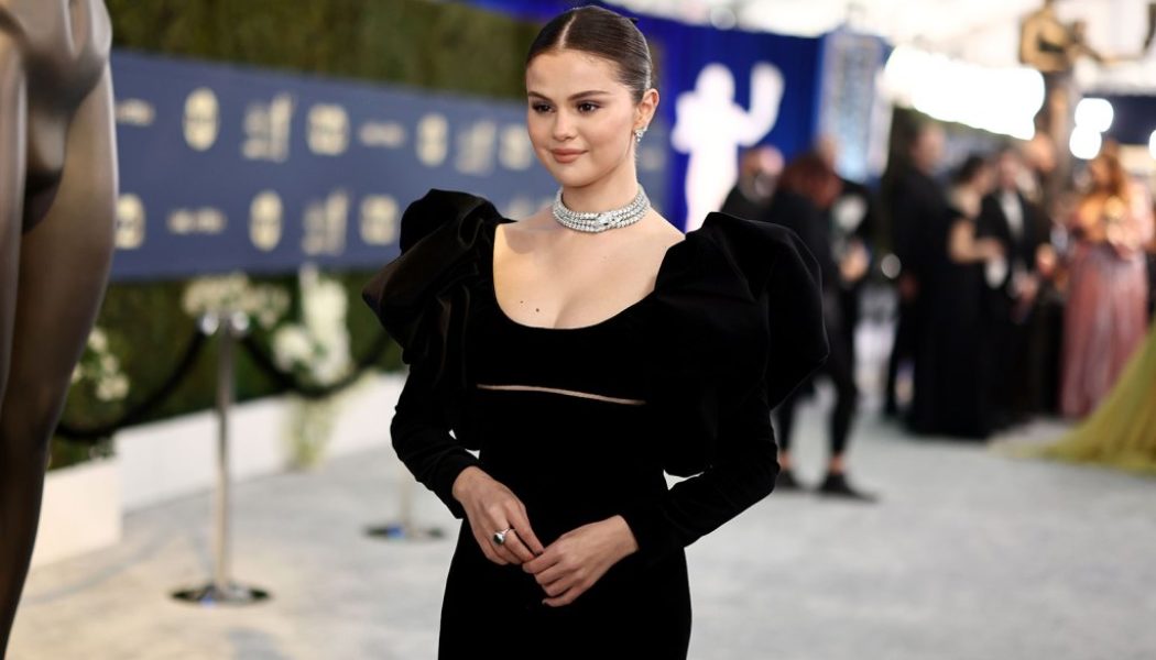 Selena Gomez Stumbles on Red Carpet, Ditches Heels to Present at 2022 SAG Awards