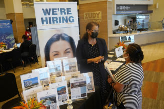 U.S. employers shrug off Omicron, add 467,000 jobs in January