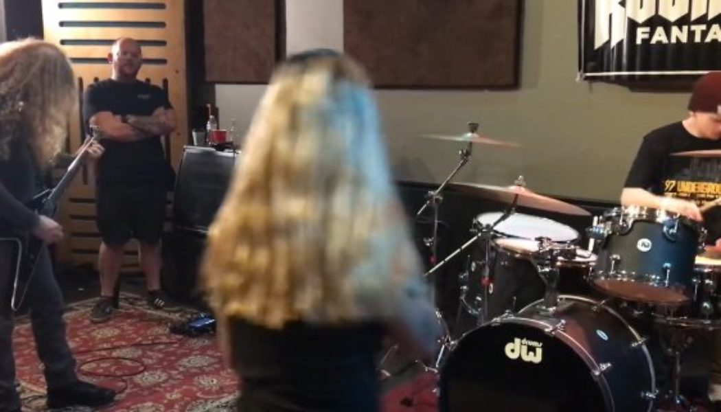 Watch DAVE MUSTAINE Perform MEGADETH’s ’99 Ways To Die’ At Last Month’s ‘Rock ‘N’ Roll Fantasy Camp’