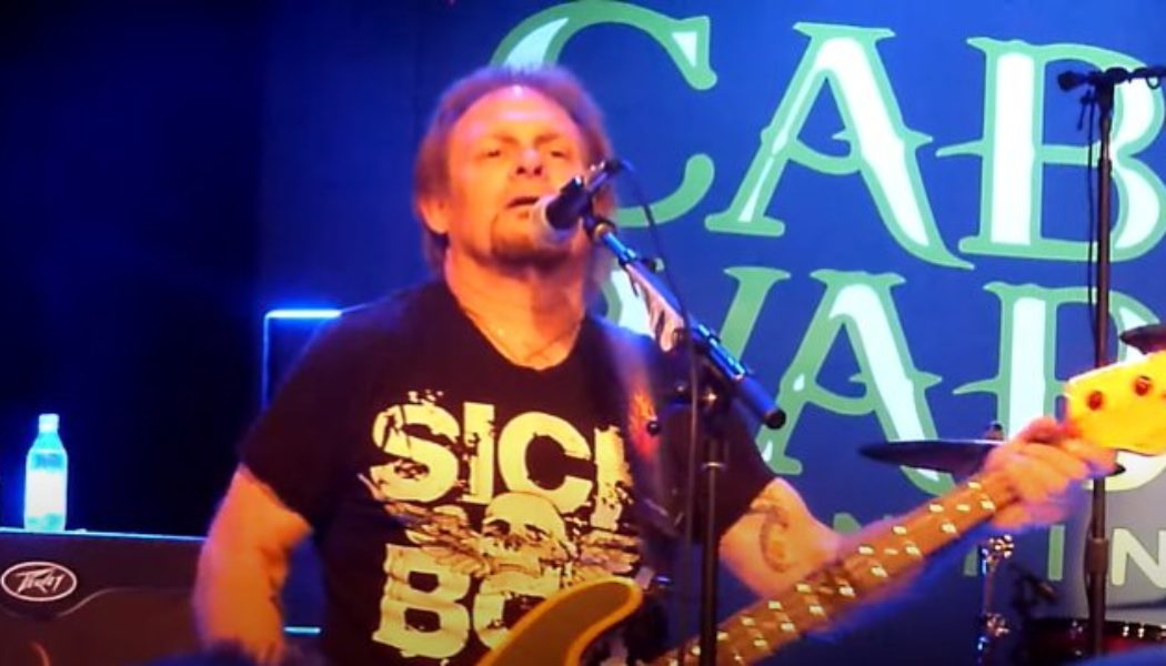 Watch MICHAEL ANTHONY Sing DAVID LEE ROTH-Era VAN HALEN Classics With SAMMY HAGAR & THE CIRCLE