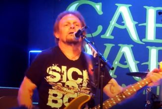 Watch MICHAEL ANTHONY Sing DAVID LEE ROTH-Era VAN HALEN Classics With SAMMY HAGAR & THE CIRCLE