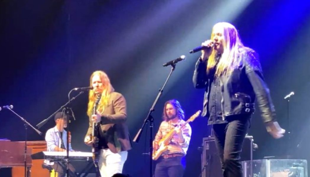 Watch: SEBASTIAN BACH Covers THE ALLMAN BROTHERS BAND’s ‘Midnight Rider’ With THE ALLMAN BETTS BAND In Las Vegas